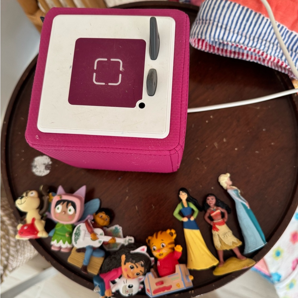 TONIES BOX Pink Kids Music Player with Figurines - Picture 2 of 2
